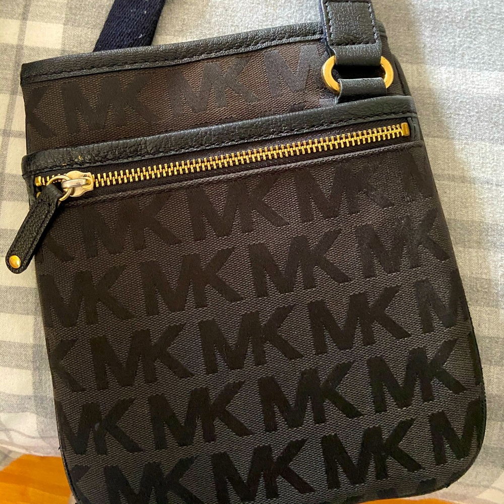 Michael kors cross body black and gold
